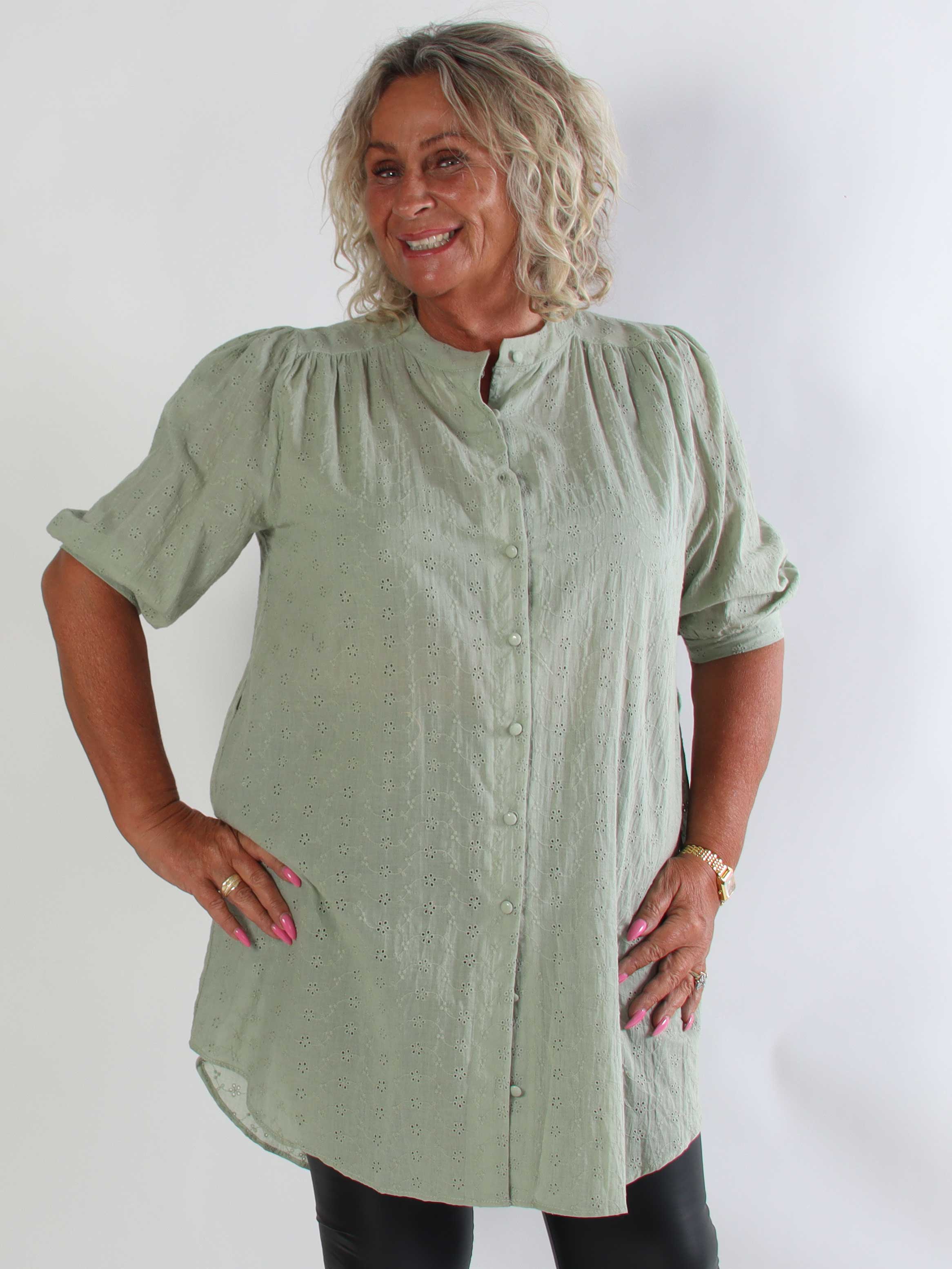 Soffie - Plus size tunikakjole i viskose med smukke broderie anglaise-detaljer